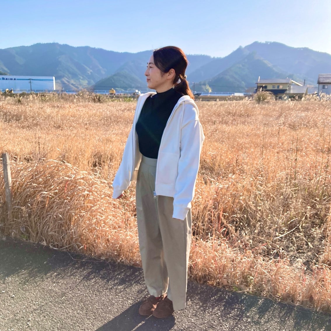 ハイネックTシャツに高密度ツイルワイドテーパードパンツを合わせたコーディネートのスタッフの写真です。