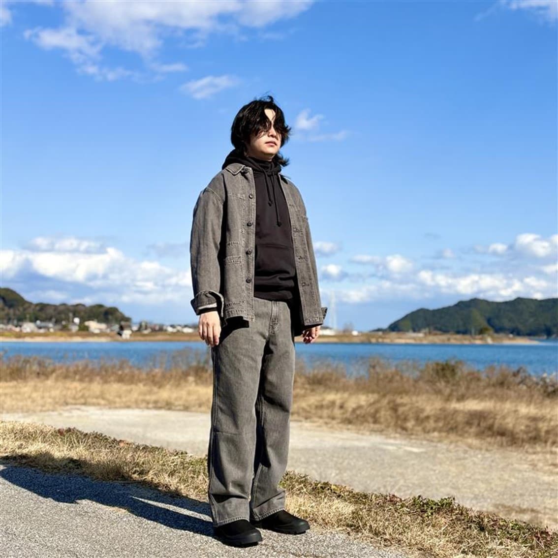 カポック混デニムのセットアップにしたスタッフの写真です。