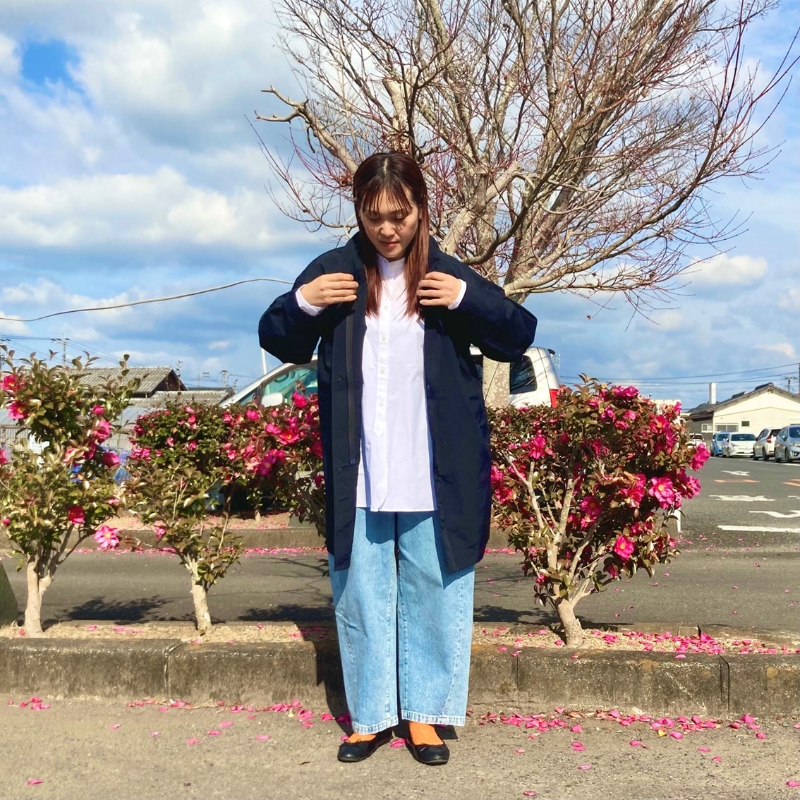 フードがしまえるロングコートなどを着用したスタッフの写真です。