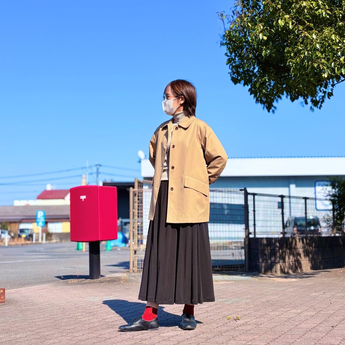 春物のアウターにギャザースカートを合わせたコーディネートのスタッフの写真です。