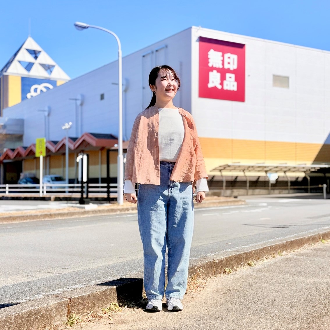 リネンのシャツにデニムを合わせたコーディネートのスタッフの写真です。