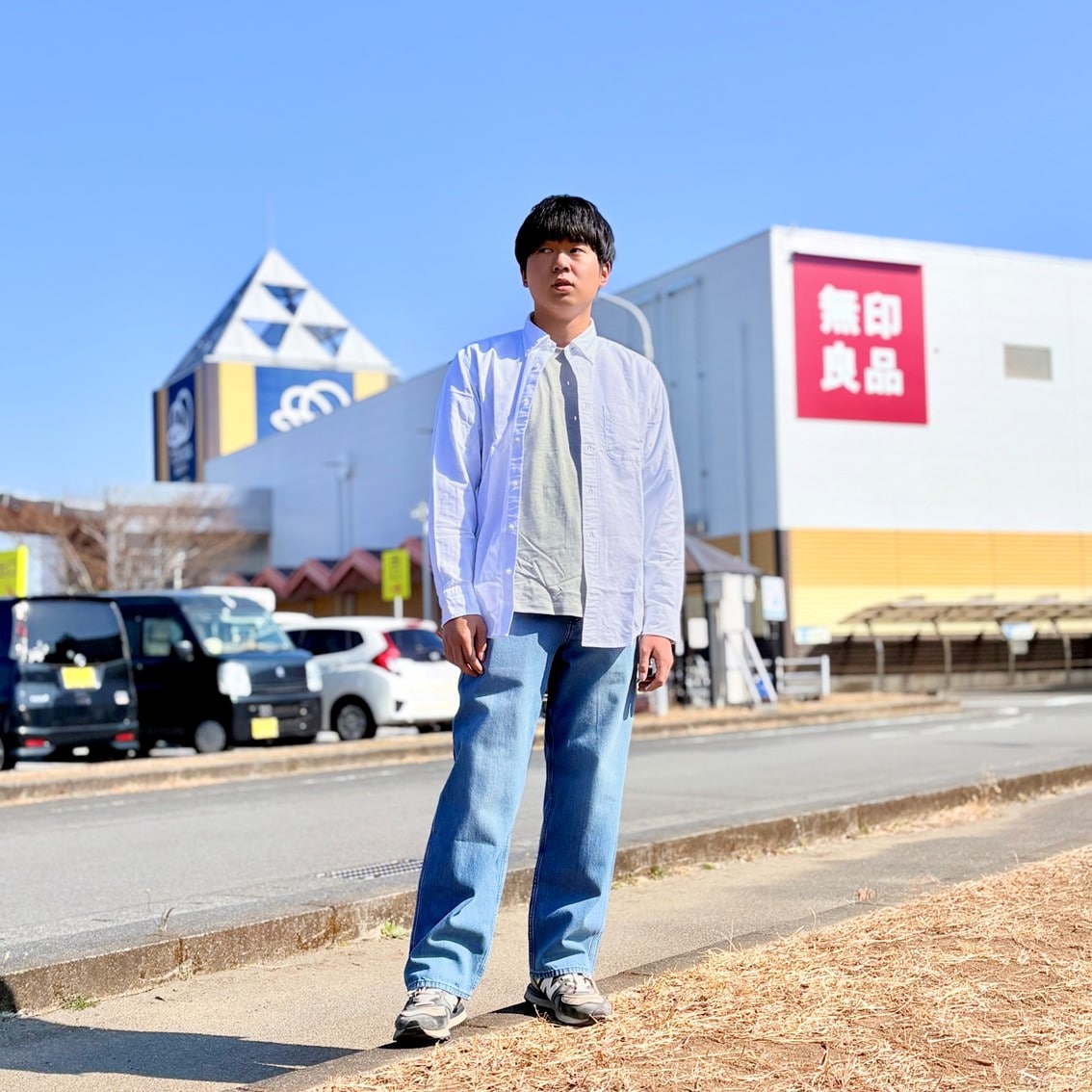 洗いざらしオックスボタンダウン長袖シャツにデニムパンツを合わせたコーディネートのスタッフの写真です。