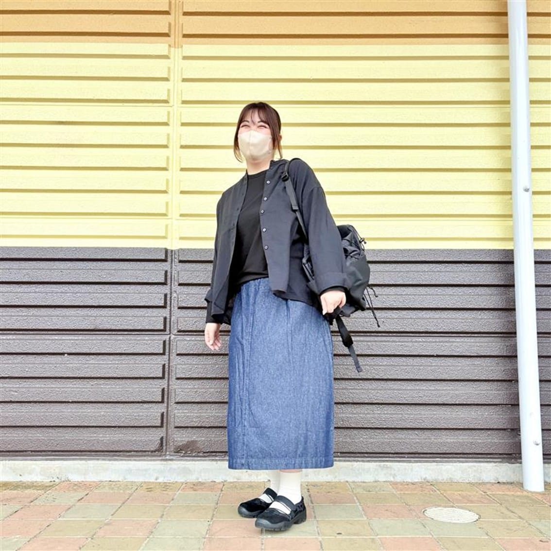 肌当たりの良い強撚糸を使ったクルーネックTシャツとシャツを使ったコーディネートのスタッフの写真です。