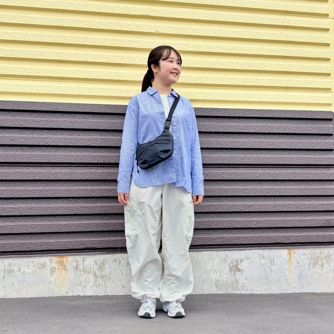 ユーティリティーイージーワイドパンツや強撚天竺編みのTシャツなどで軽くて動きやすいコーディネートにしたスタッフの写真です。