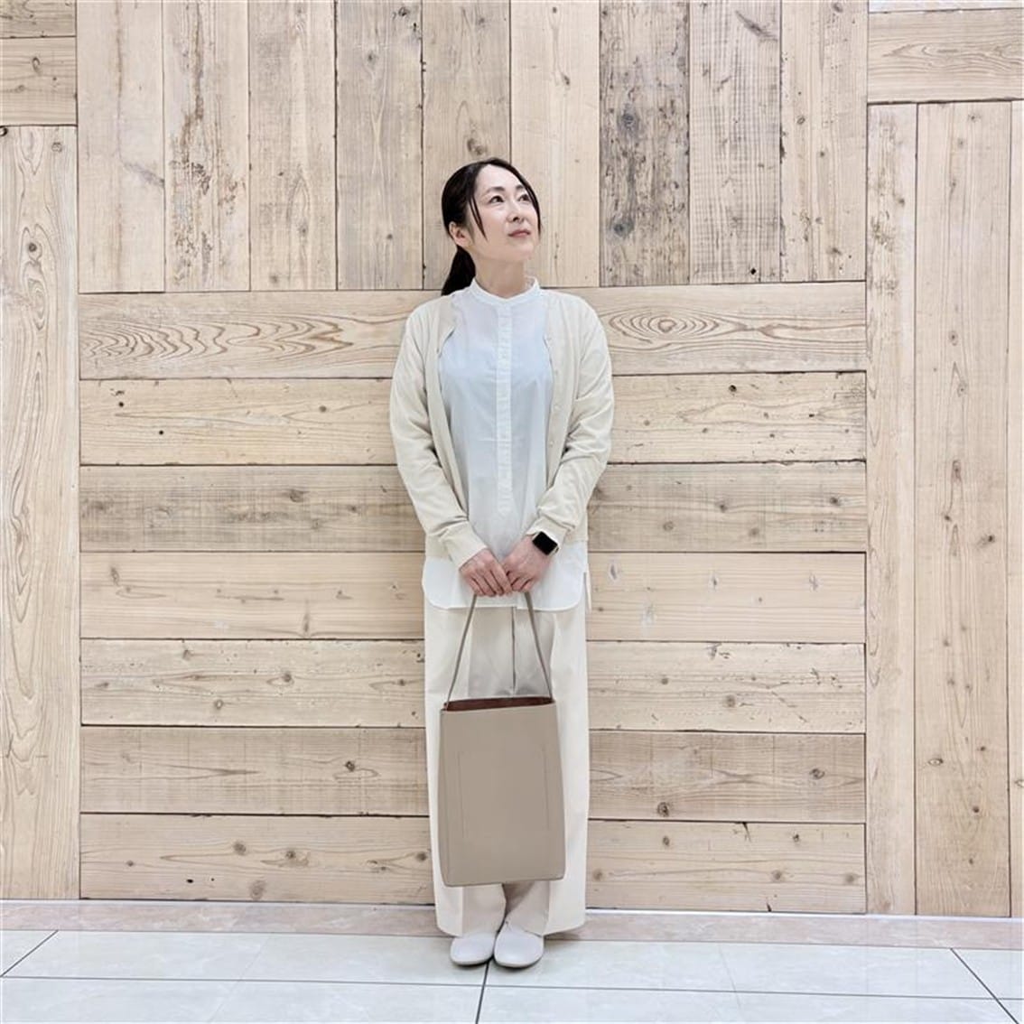 入学式におすすめのアイボリーコーディネートにしたスタッフの写真です。