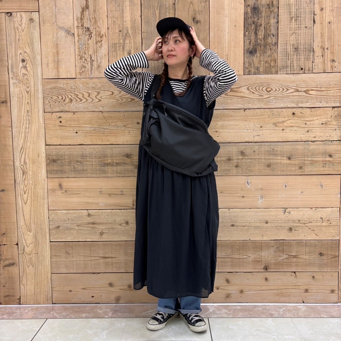 強撚シアーカシュクールワンピースでコーディネートしたスタッフの写真です。