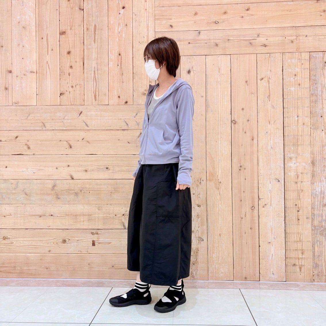 UVカット乾きやすいフルジップパーカにカーゴスカートを合わせたコーディネートのスタッフの写真です。