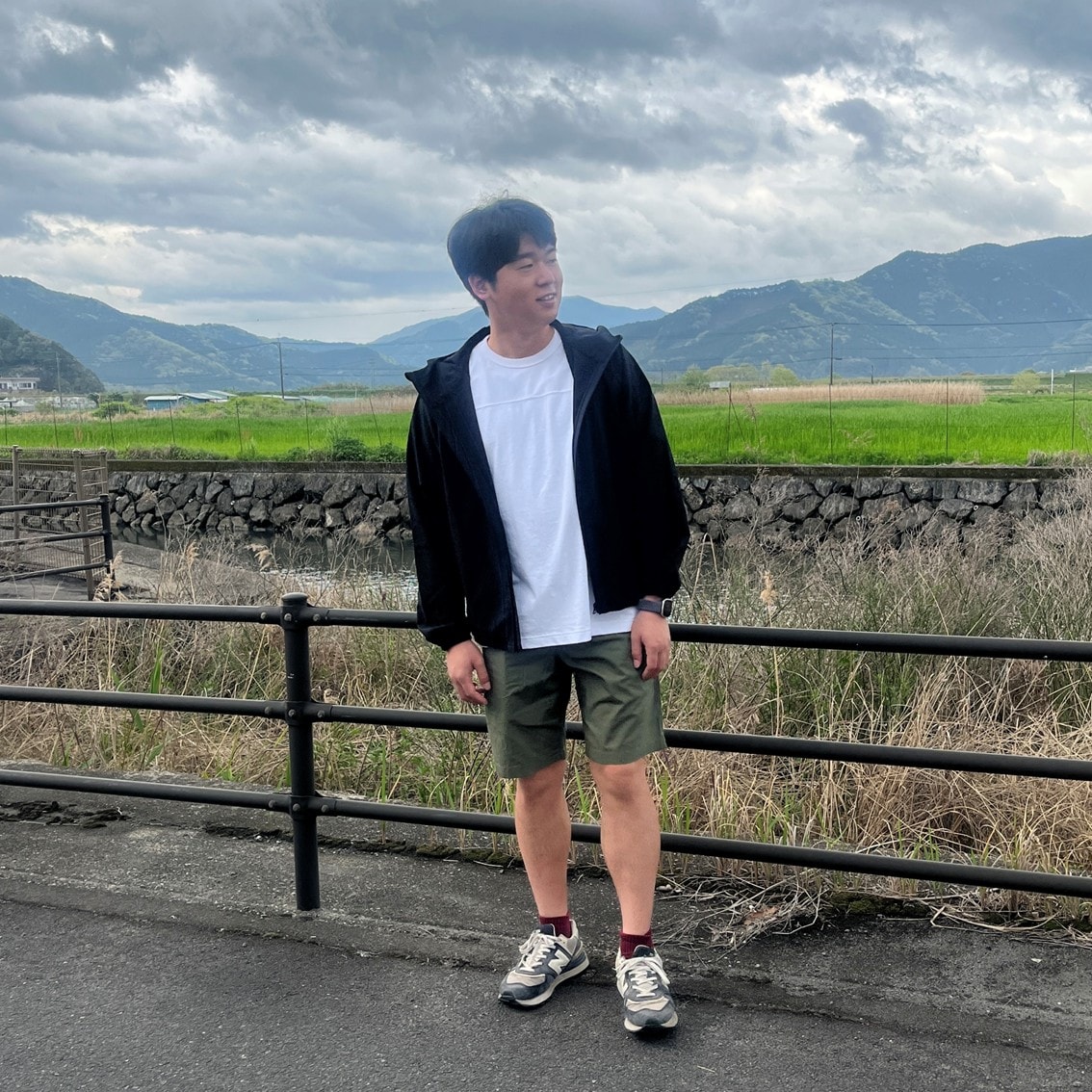 太番手フットボール五分袖Tシャツにイージーショートパンツを合わせたコーディネートのスタッフの写真です。