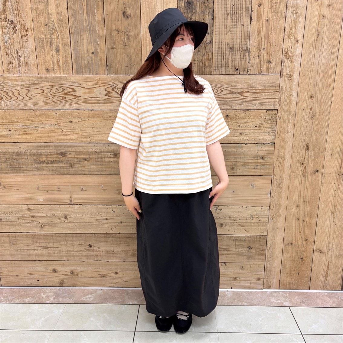 引き揃え天竺編み　ボートネック半袖Tシャツにカーゴスカートを合わせたコーディネートのスタッフの写真です。