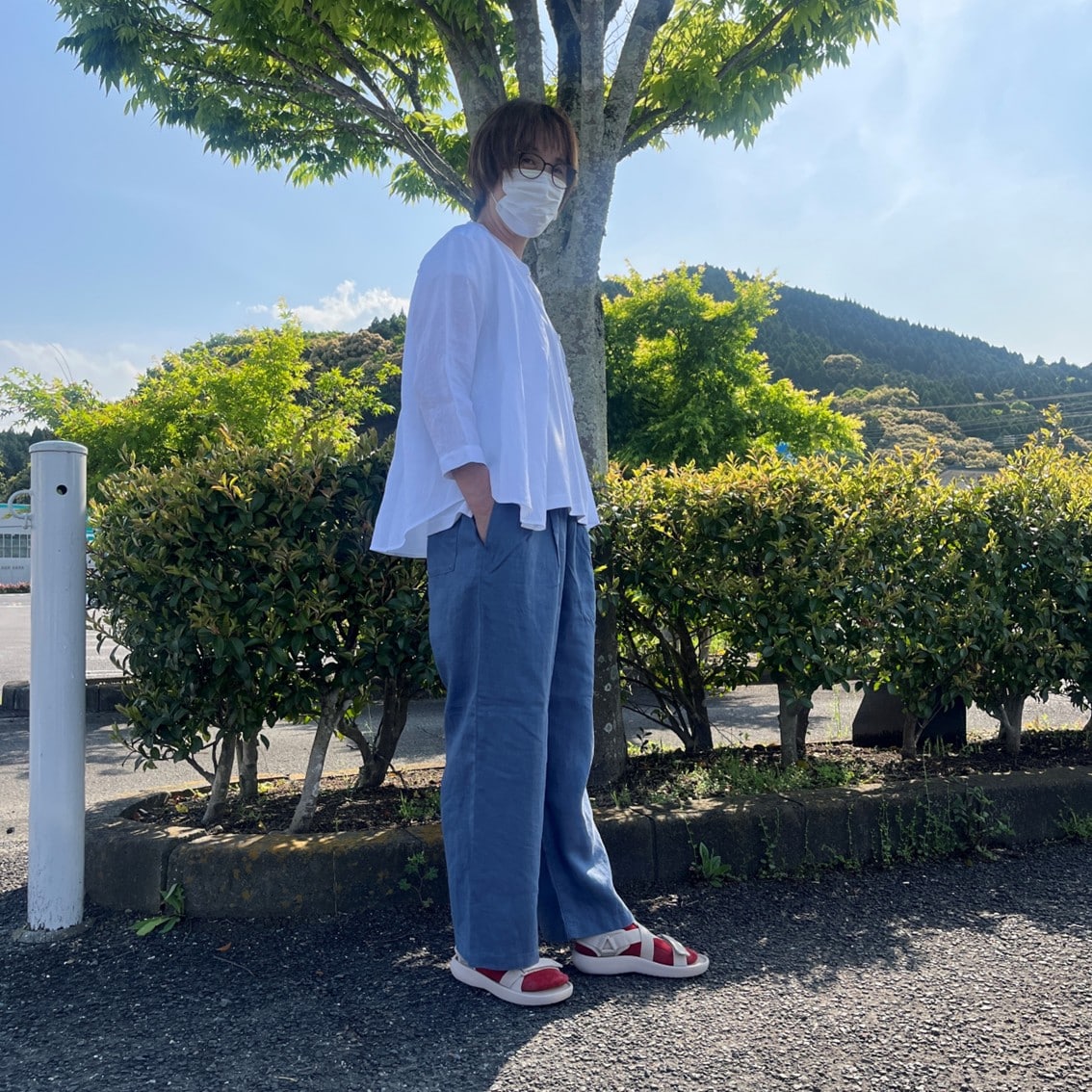 リネンの7分袖ブラウスにイージーワイドパンツを合わせたコーディネートのスタッフの写真です。