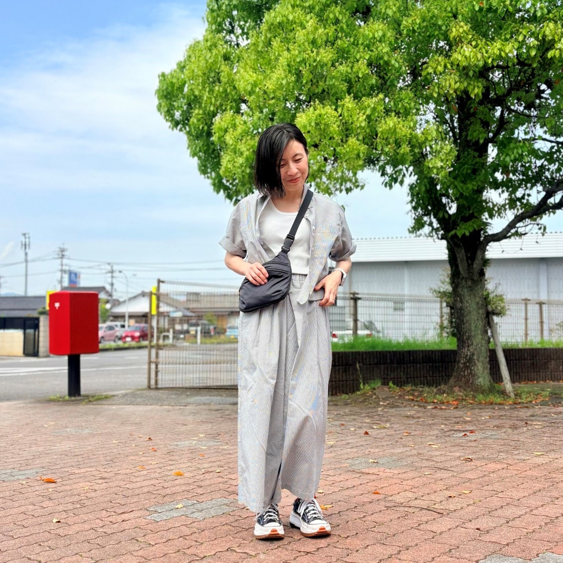 涼感素材の半袖シャツとスカートパンツのセットアップを着たスタッフの写真です。