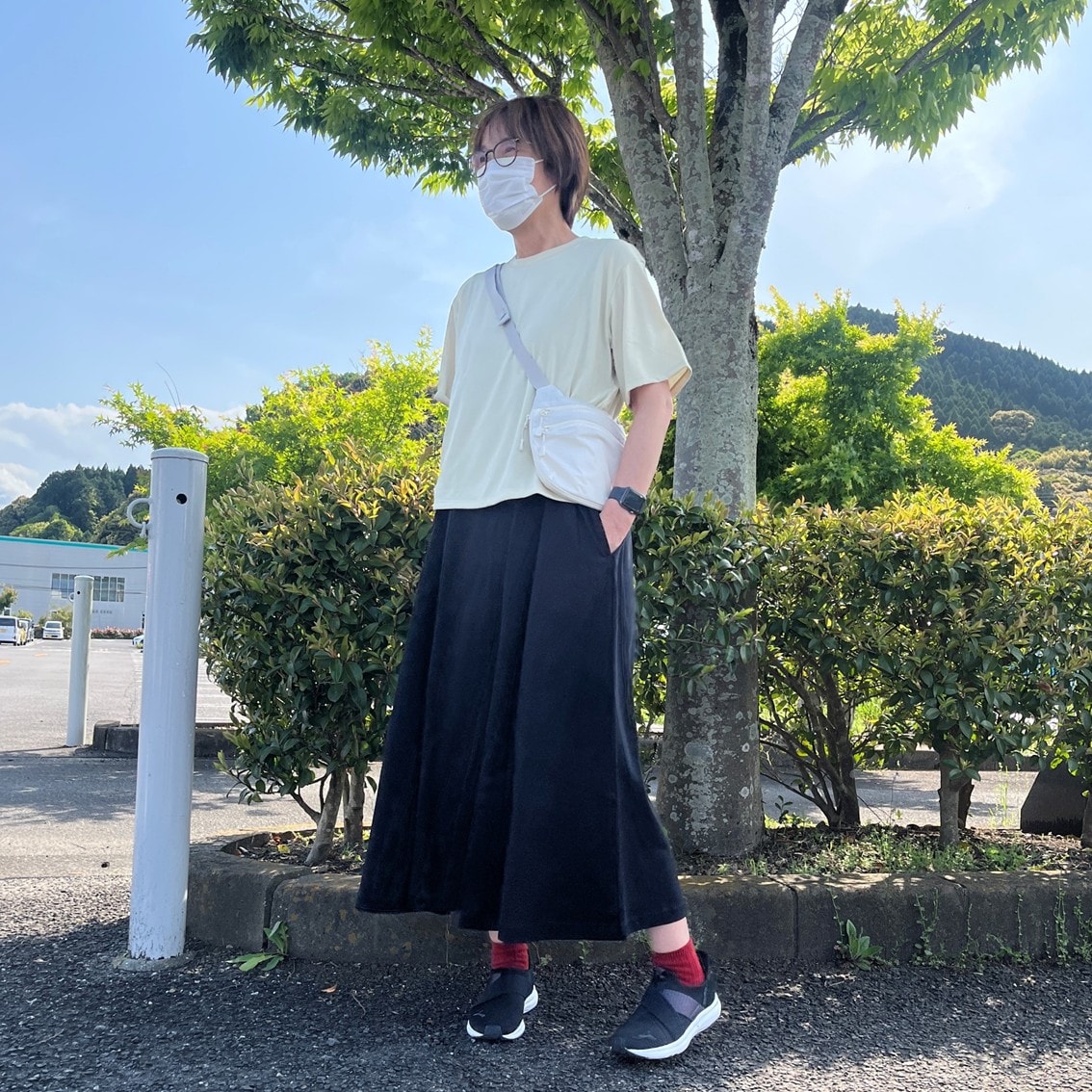 UVカット吸汗速乾　クルーネック半袖Tシャツをノースリーブワンピースの上に合わせたコーディネートのスタッフの写真です。
