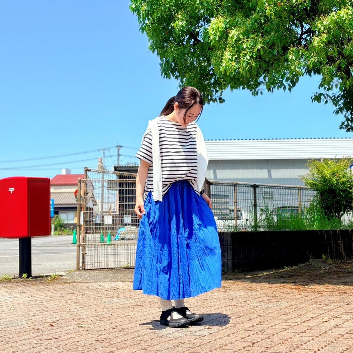 ボーダーのボートネック半袖Tシャツに楊柳イージースカートパンツを合わせたコーディネートのスタッフの写真です。