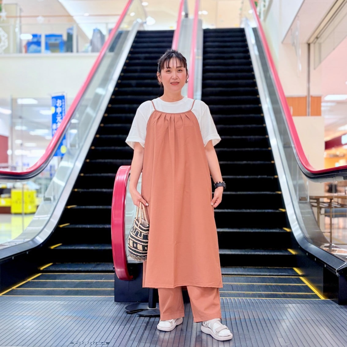 風を通すキャミソールワンピースとイージーパンツを合わせたコーディネートのスタッフの写真です。