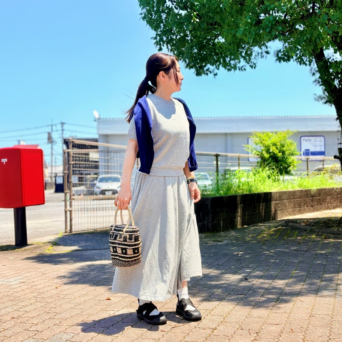 ライトスウェットの半袖Tシャツとフレアスカートのセットアップコーディネートにしたスタッフの写真です。