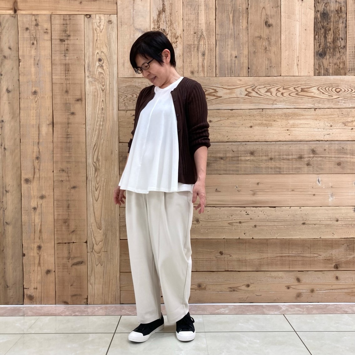 なめらかリブ透かし編みクルーネックカーディガンを着用したスタッフの写真です。