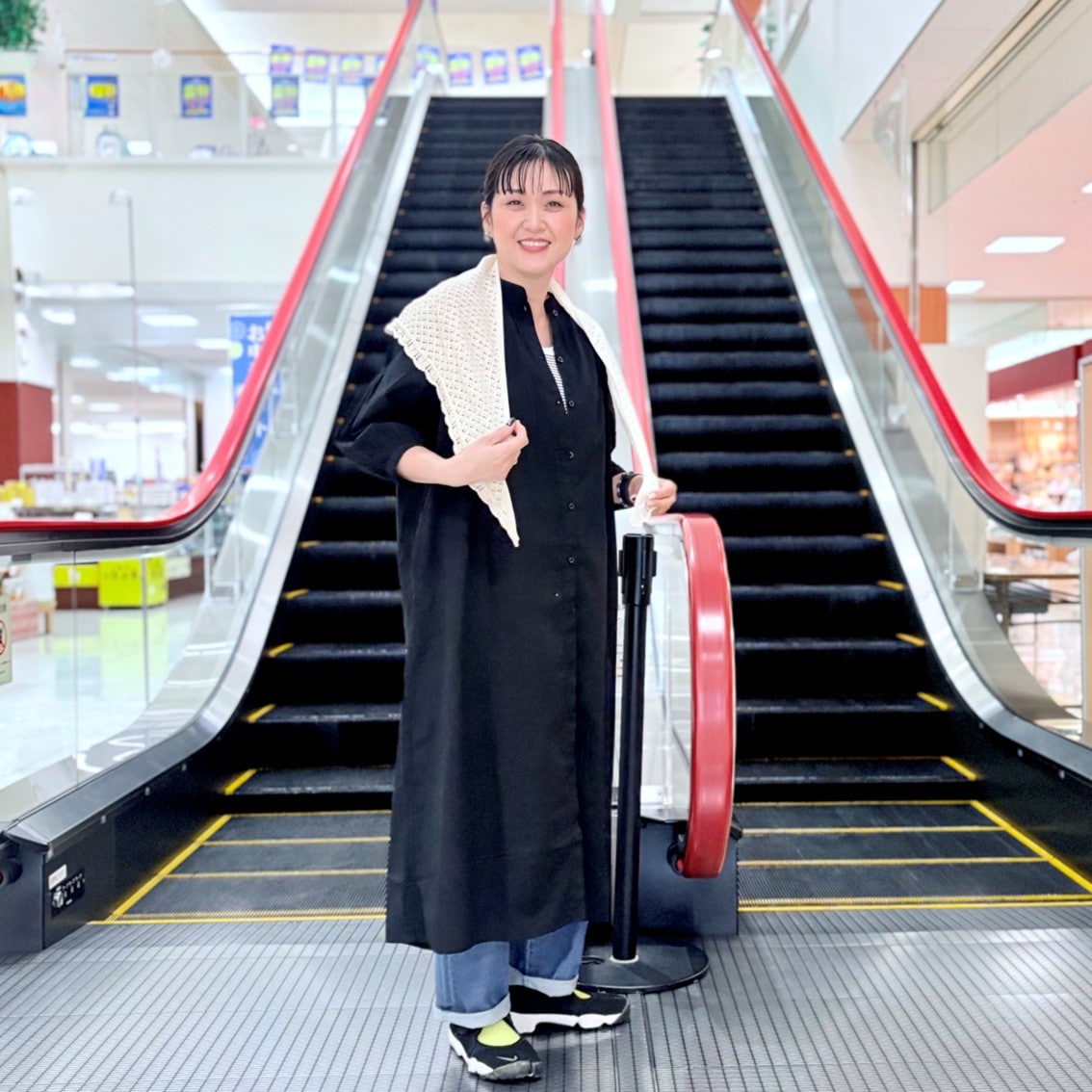 綿ピンタック七分袖ワンピースにコットン透かし編みニット三角スカーフを合わせたコーディネートのスタッフの写真です。