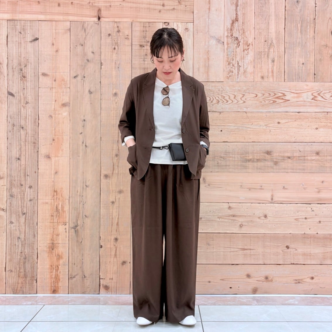 なめらかシャツジャケットとなめらかイージーワイドストレートパンツのセットアップを着用したスタッフの写真です。