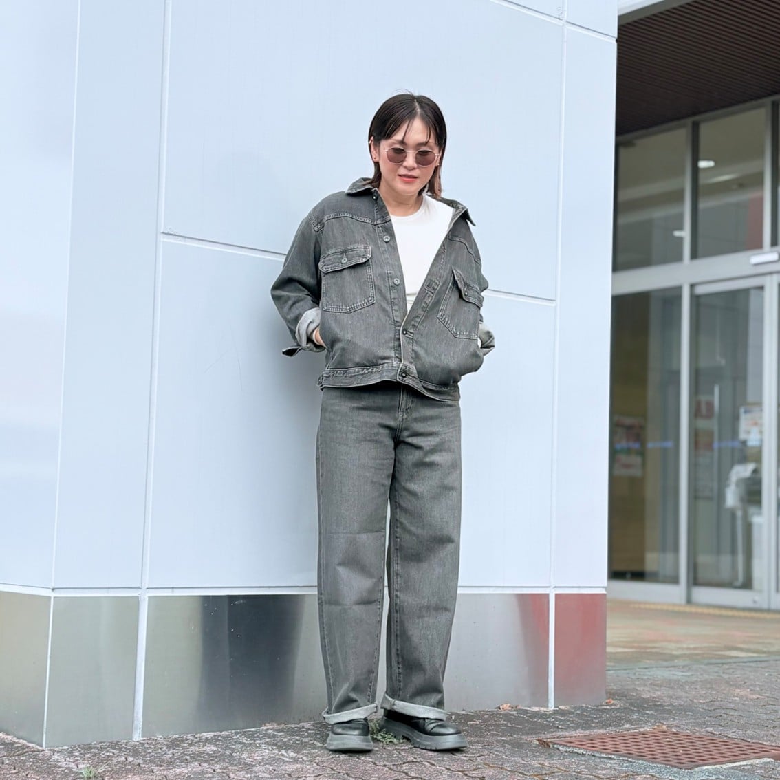 紳士のカポック混デニムのセットアップを着用したスタッフの写真です。