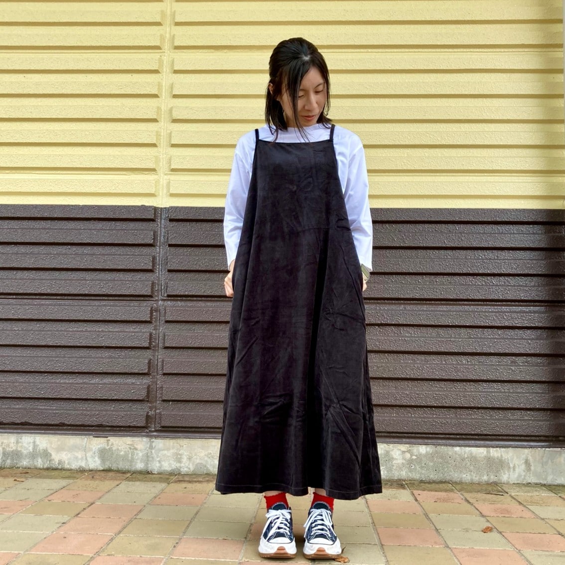 コットンベロアキャミワンピースを着用したスタッフの写真です