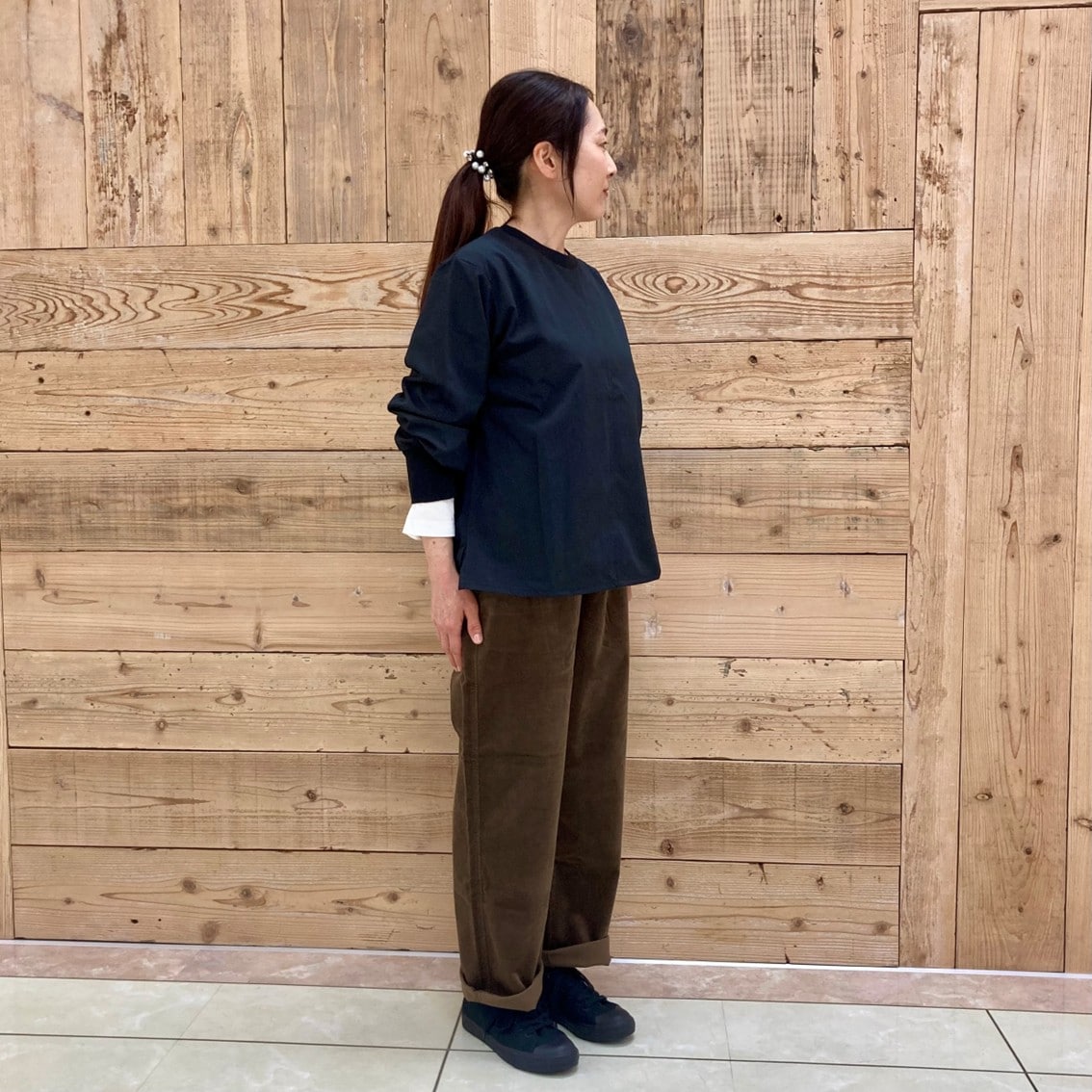 ニットコンビブラウスTシャツとストレッチコーデュロイストレートパンツを着用したスタッフの写真です。