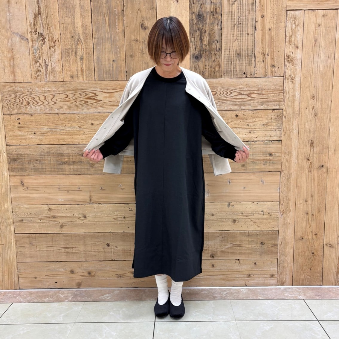 ニットコンビワンピースを着用したスタッフの写真です。