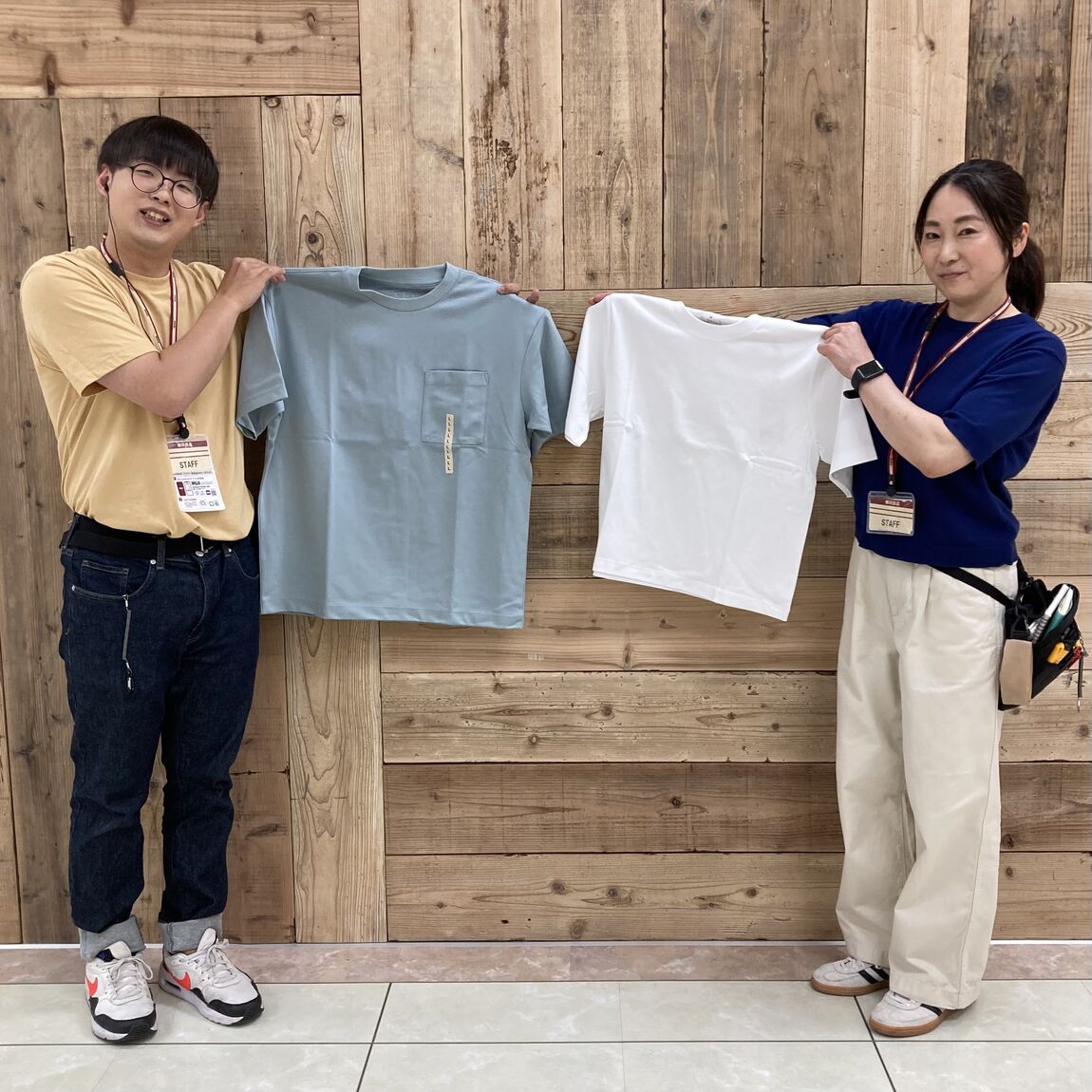 涼感Tシャツを持つスタッフ二名の写真です。