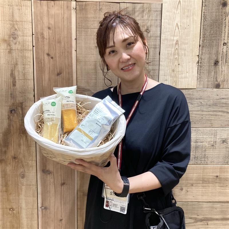 6月22日14時から行う試食会の対象商品を持つスタッフの写真です。