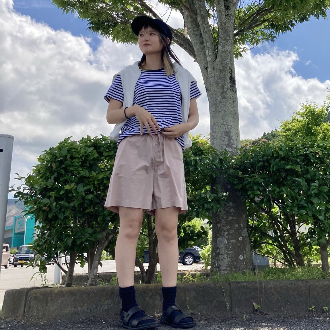 天竺編みクルーネック半袖Tシャツなどでコーディネートしたスタッフの写真です。