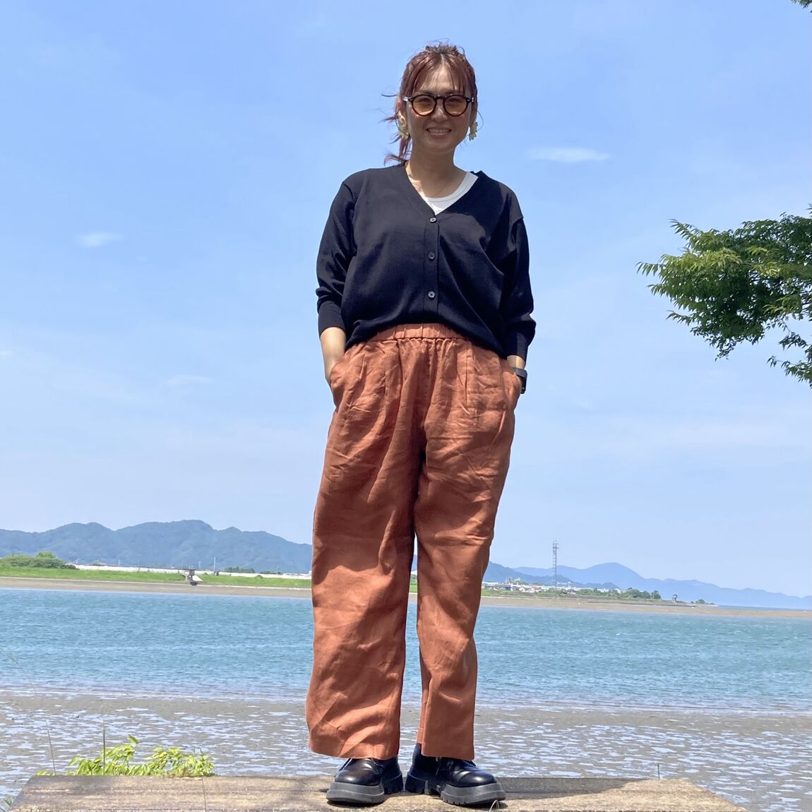 リネン洗いざらしイージーワイドパンツなどでコーディネートしたスタッフの写真です。