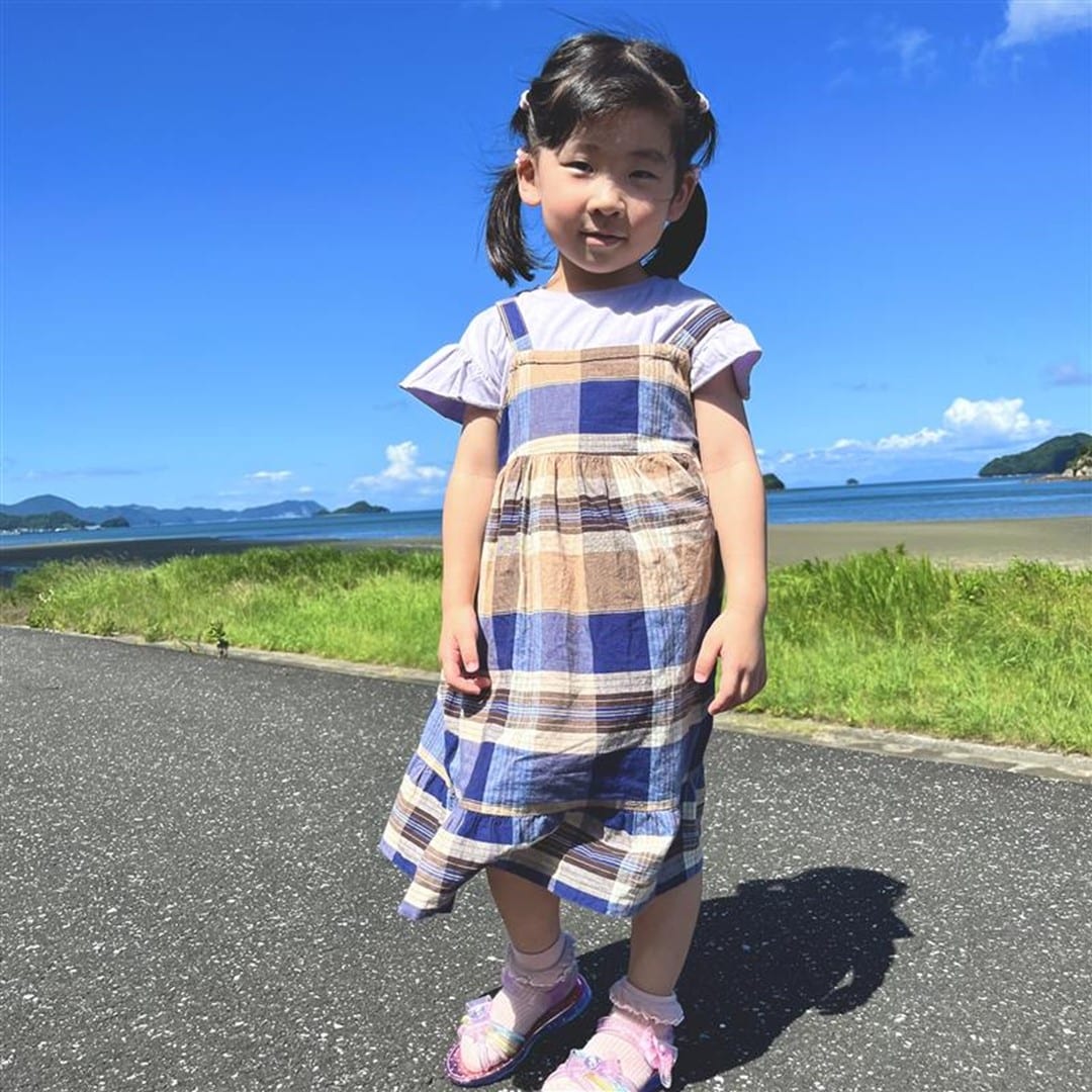 マドラスチェックキャミソールワンピースのコーディネートをした子供の写真です。