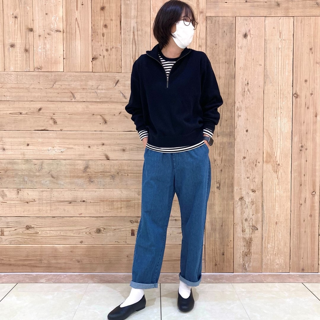 ハーフジッププルオーバーと天竺編みの長袖Tシャツで重ね着コーディネートしたスタッフの写真です。