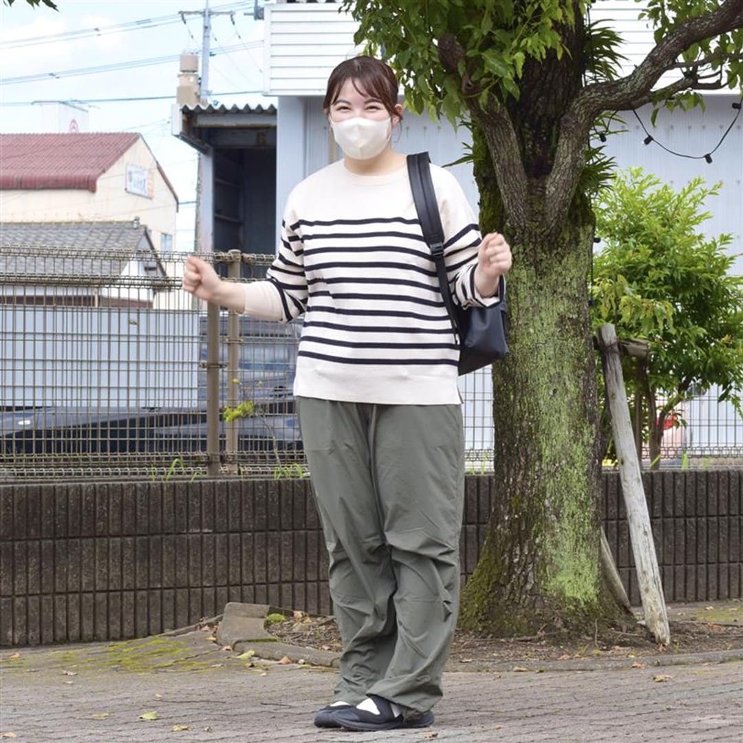 ミラノリブ編みクルーネックセーターを着用したスタッフの写真です。