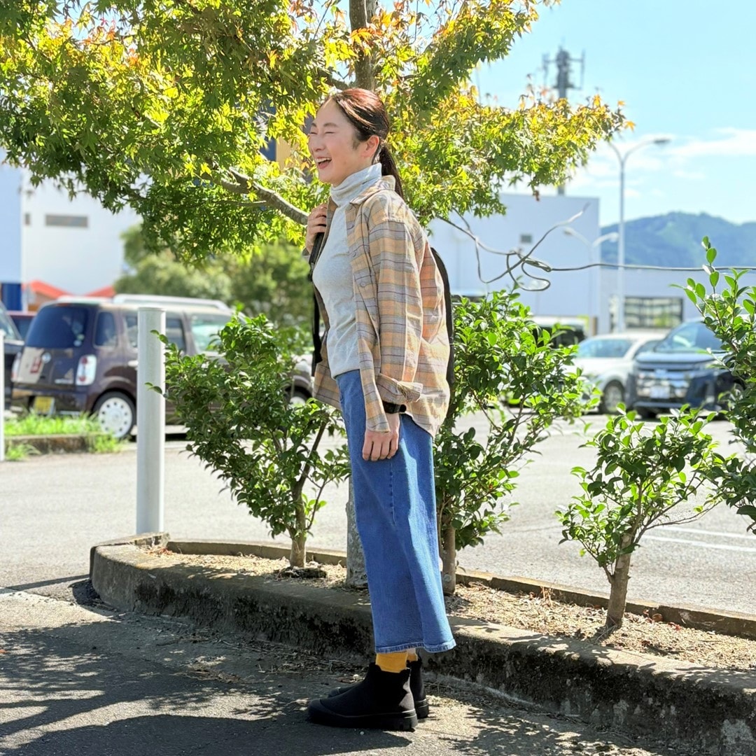 両面起毛フランネル　レギュラーカラー長袖シャツを着用したスタッフの写真です。