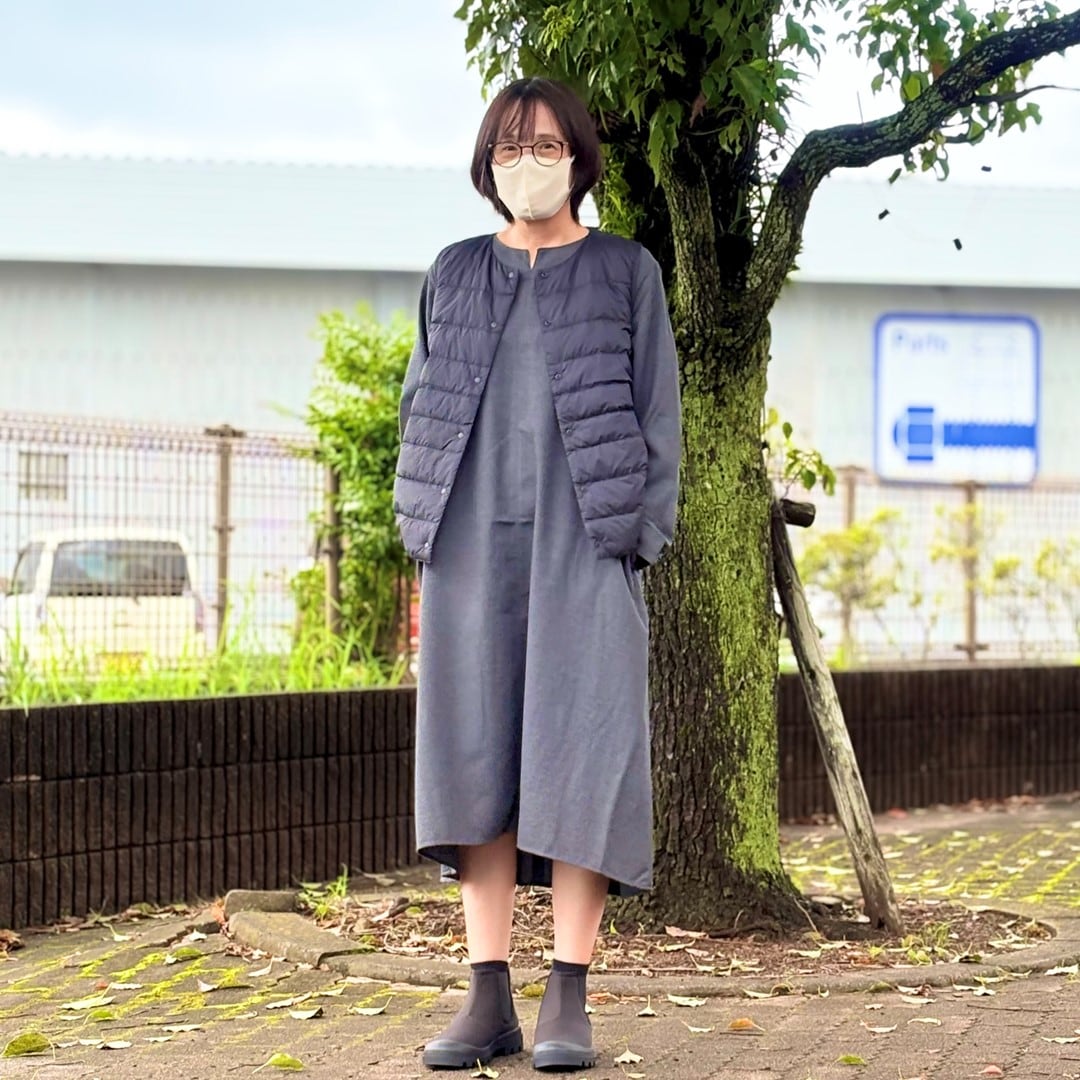 起毛長袖ワンピースを着たスタッフの写真です。