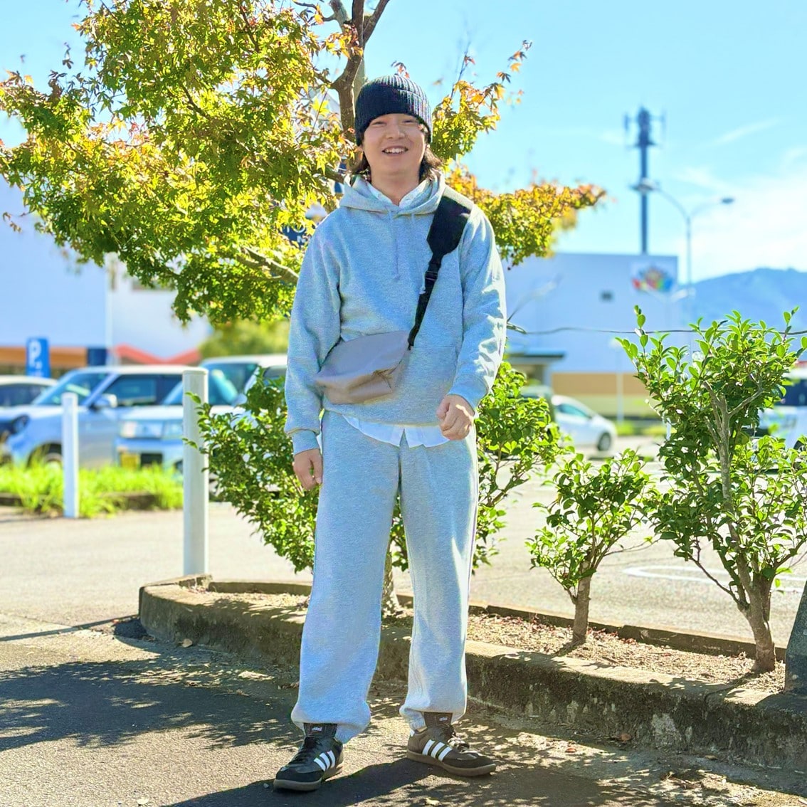 スウェットをセットアップで着用したスタッフの写真です。