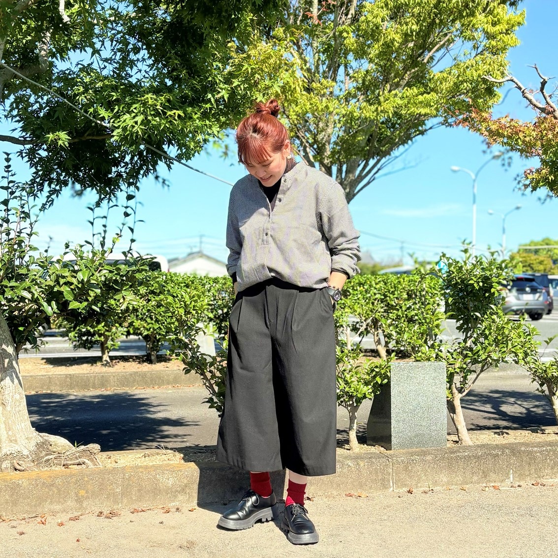 起毛のスタンドカラーブラウスとクロップドパンツでコーディネートしたスタッフの写真です。