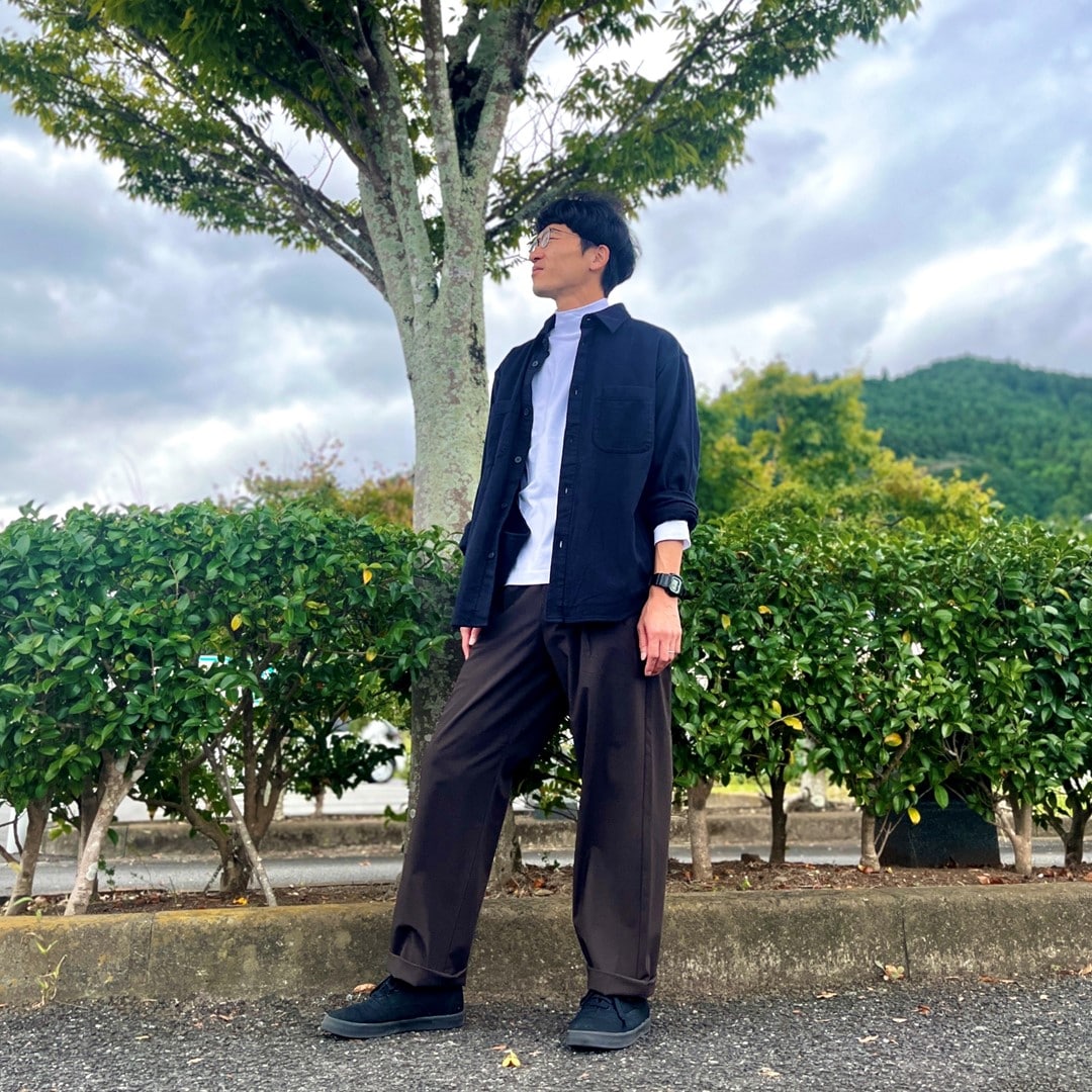 ハイネックシャツを着用したスタッフの写真です。