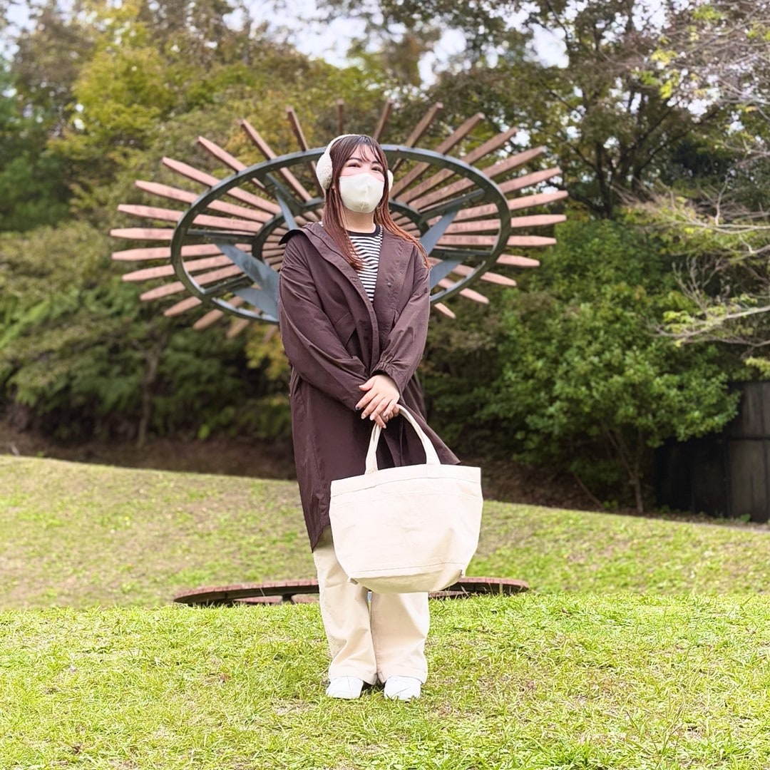 イヤーマフやフードロングコートでコーディネートしたスタッフの写真です。