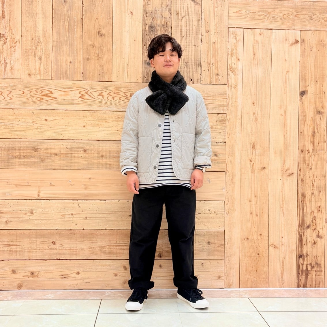 キルトジャケットを使った大人カジュアルのコーディネートにしたスタッフの写真です。