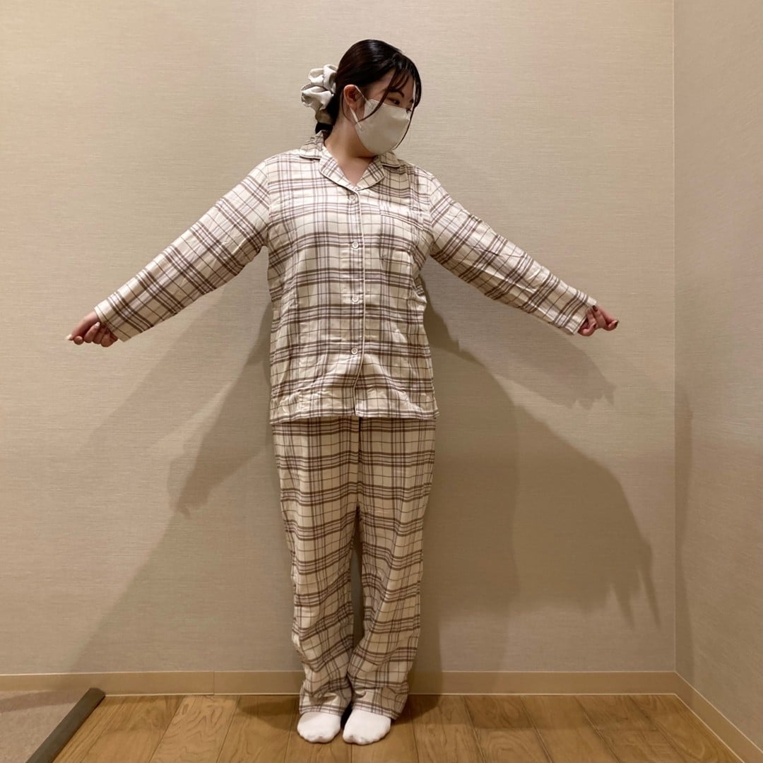 脇に縫い目のない　フランネル　長袖パジャマを着たスタッフの写真です。