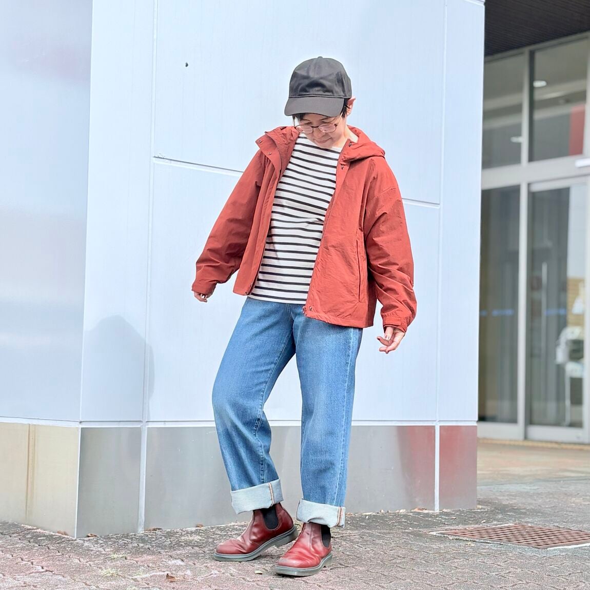ポケッタブルフードブルゾンとボートネックTシャツを着たスタッフの写真です。