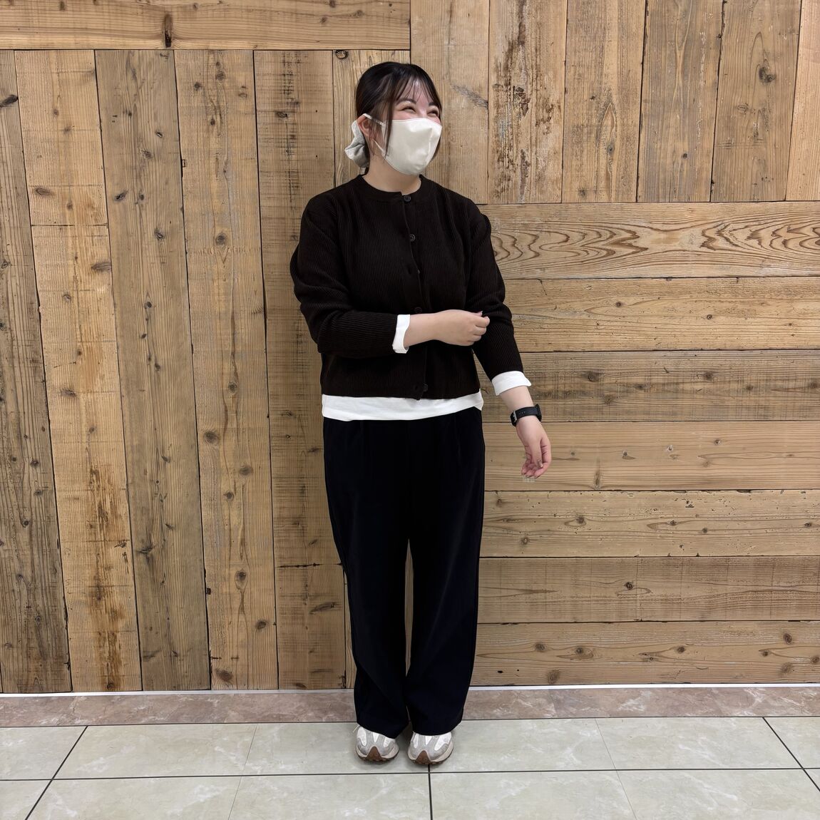 素材に還るクルーネックカーディガンを着たスタッフの写真です。