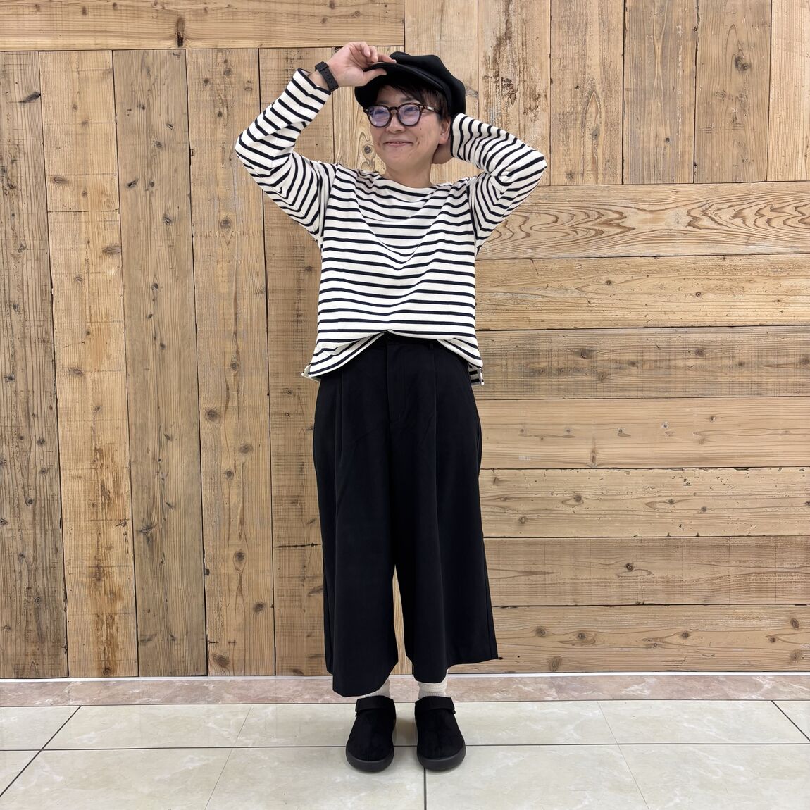 ボートネック長袖Tシャツとクロップドパンツを着たスタッフの写真です。
