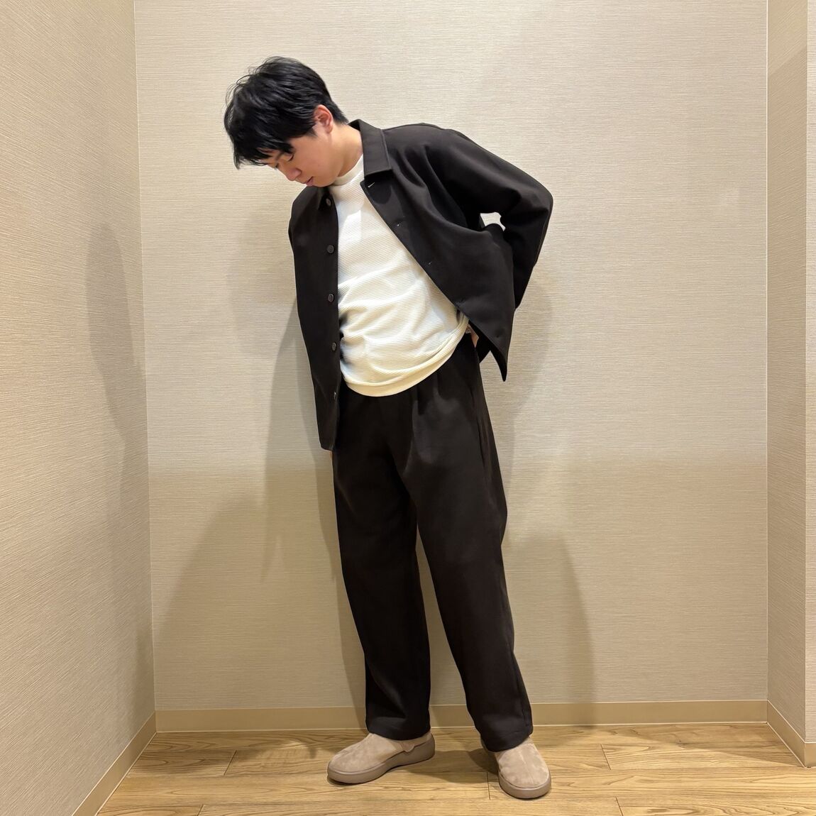 起毛ジャージーのブルゾンとパンツを着たスタッフの写真です。