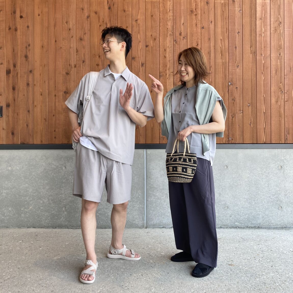 2人が笑っている写真