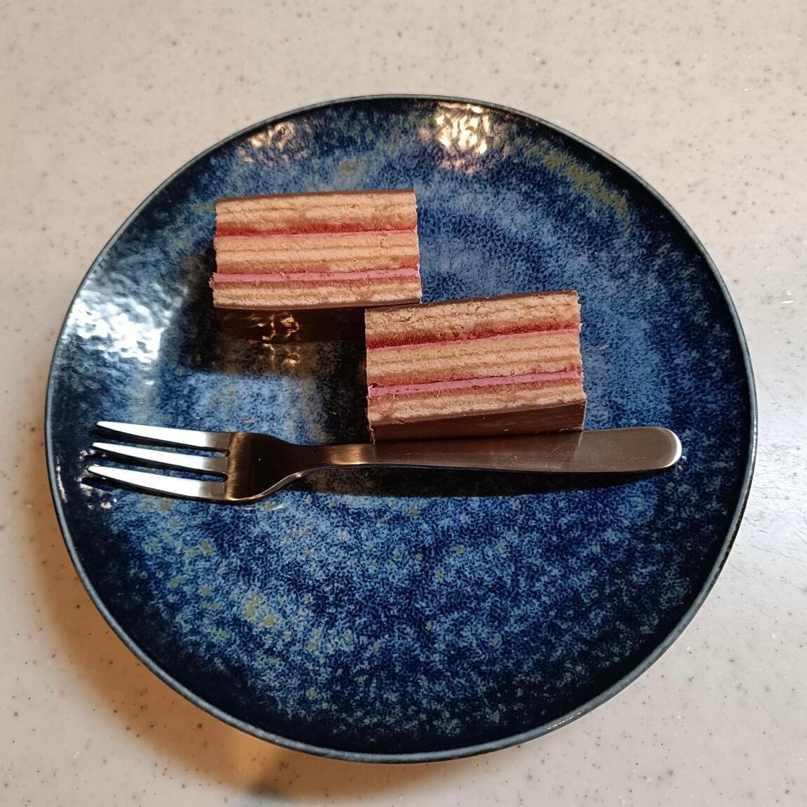 世界のお菓子　フランボワーズのオペラケーキ