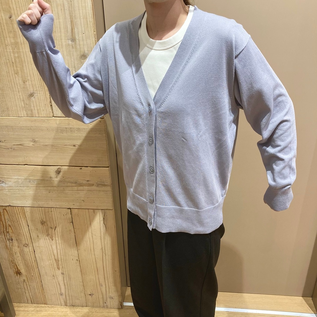 カーディガンを着用するスタッフ