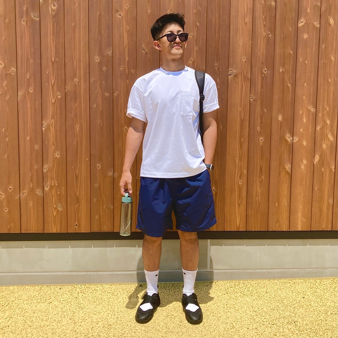 ワイド半袖Tシャツとショートパンツを着用