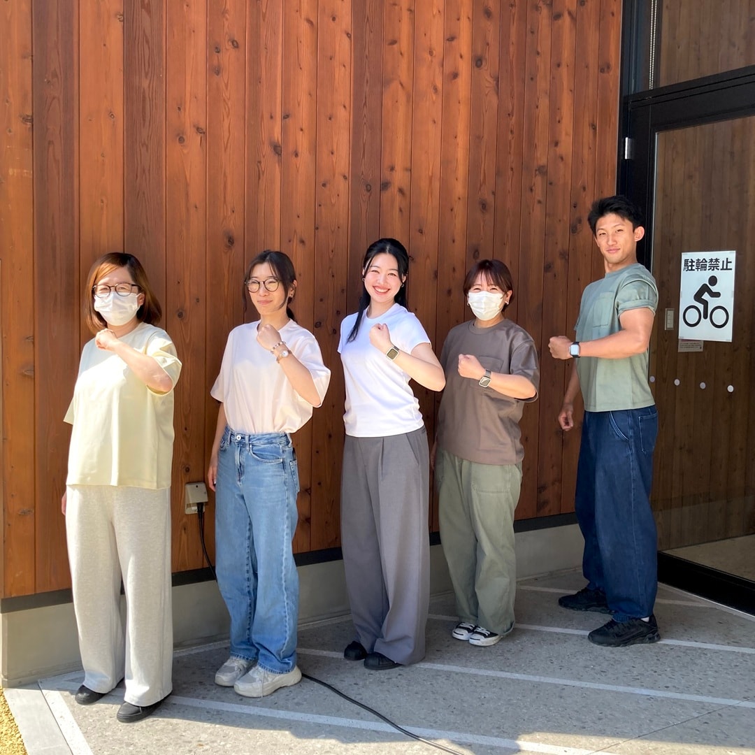 友部スクエアのスタッフ５人が涼感Tシャツを着用している